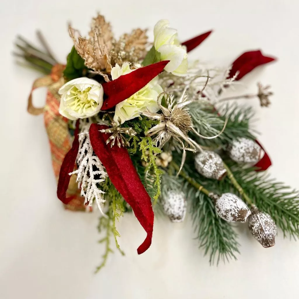 ークリスマスのスワッグとミニツリー🌲ー　　ワークショップするつもりで準備してたのに… もう10日前だし… それに、今日ご来店のお客様が材料お買い上げだったから、あと二人分しかないし… モタモタしてるうちに、季節がどーんと進んでしまった〜 晴れているのに　　ふわふわ白いものが舞ってる…こんな初雪　　ドラマみたいじゃない？スマホを構えてるうちに　雨にかわってしまったけど　確かに初雪　　寒いよぉ… でもせっかくなので　　やっぱりやらなくちゃね••