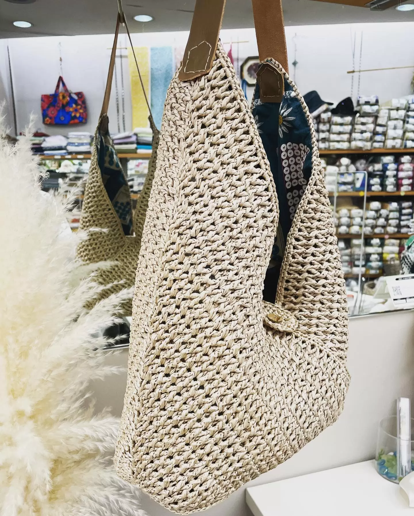 - 夏のかごバッグ -ちょっと変わった形にしたくて 本のデザインを参考に編んでみました サクサクとはいかなかったけれど 最後に立体になった時は満足 長編みの引上げは左手が泣くしっかり荷物の重みに耐えるように 底は2本どり、中袋にはもちろん接着芯を貼って 傷んできたら付け替えできるように 本革を縫い付けましたおしゃれ過ぎて使いこなせなかった小関鈴子さんの生地 やっと形になりました••#atorieyuki #あとりえYuki #福井県小浜市 #手芸店 #手芸屋 #手芸教室やってます #手編み #手編みバッグ #かぎばり編みバッグ #エコアンダリア #エコアンダリアのバッグ #有輪商店の生地が好きです #小関鈴子