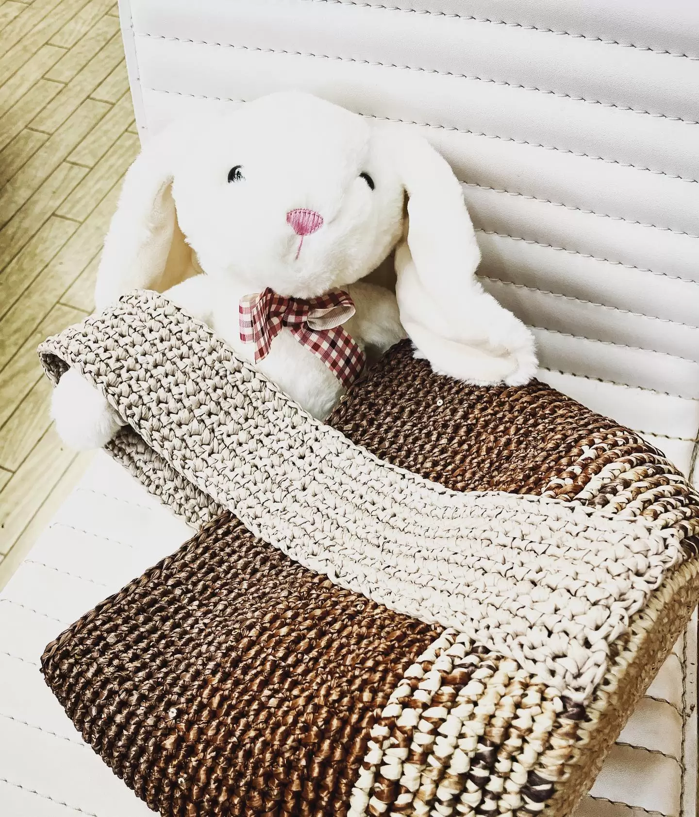 ビヨンドザリーフのバッグ-アトリエYUKI-参考に作ってみました。ほんと、モヤモヤが晴れるセンスに脱帽です。そのままの色でなくてすみません中途半端に残った糸を使い出したら持ち手に困りました…デザインもスキルも頷きっぱなし！ニッターに雇っていただきたいくらいです。だめですか？年齢制限ありますか？細かいところは見にくくなってますががんばりますよ中袋は　これもお気に入りのミュルーズ••#atorieyuki #あとりえYuki #福井県小浜市 #手芸店 #手芸屋 #手芸教室やってます #手編み #手編みバック #かぎ針編み #ビヨンドザリーフのバッグスタイル #エコアンダリア #エコアンダリアスパン #マニラヘンプ #有輪商店の生地 #ミュルーズ