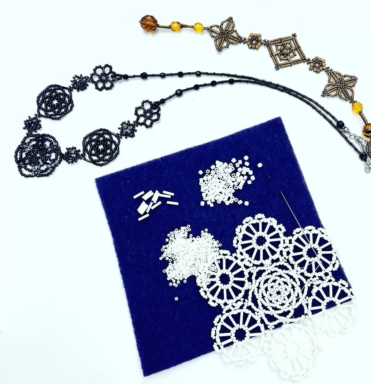 ビーズレーシング -あとりえYuki-特小ビーズを細かいテグスで編みます。随分前に届いたのに 今までほっといてごめんなさい。何でテグス?それも1号!同じ針を使うのならビーズステッチの糸ではだめなん?シニアいじめやわ…MIYUKIさんごめんなさいがよく見えてた頃いっぱいステッチのアクセサリー作ったので、この繊細な感じは好きです。細かいこと好きな方やってみませんか?私はつらかったけど••#あとりえYuki #atorieyuki #福井県小浜市 #手芸屋 #手芸店 #手芸教室やってます #ビーズレーシング #ビーズレーシングアクセサリーディプロマ講座 #針とテグスで #miyukibeads #細かいビーズ #細かいビーズはなかなか見えにくくなってしまった汗