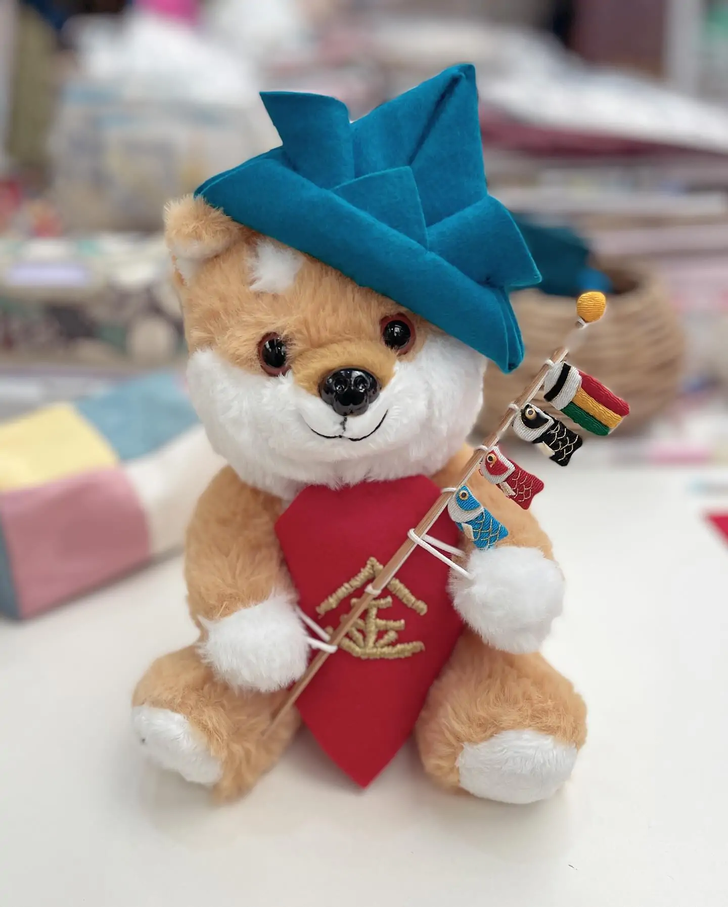 今年はこの子で… -アトリエYUKI-手抜きでごめんなさいギフト用の柴太郎君にフェルトで兜を折ってこれもまたフェルトに金の刺繍の前掛け何とか金太郎さんに見えるかな始めはかぎ針で編むつもりだったけど商品のフェルトが目に入り…こっちの方が早いわ〜(手に持った鯉のぼりは買いました)••#atorieyuki #福井県小浜市 #手芸屋 #手芸店 #手芸教室やってます #端午の節句飾り #金太郎コスプレ #しば犬大好き #金太郎さん #ウインドウディスプレイ